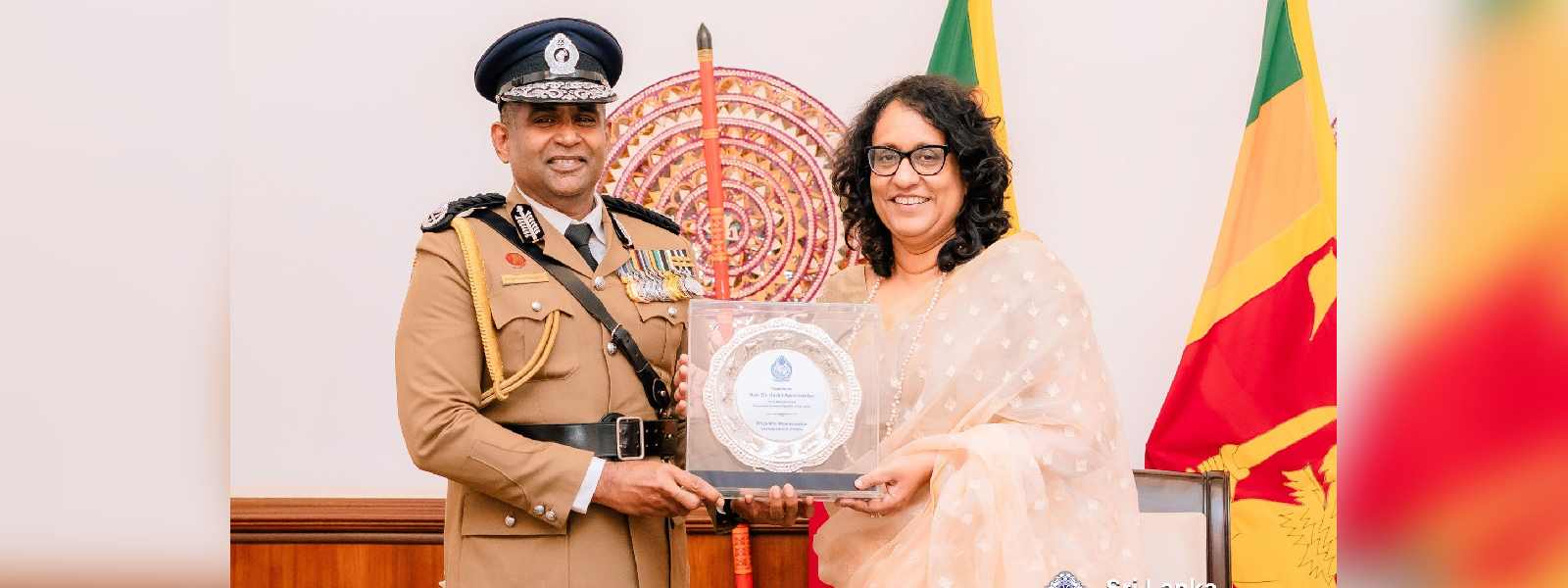 පොලිස්පති ප්‍රියන්ත වීරසූරිය අගමැතිනිය හමුවෙයි..